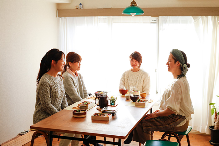 自分で詰めたお弁当を食べてみると、量が多すぎたり、ご飯が少なかったり……。お弁当の奥深さを実感しながら、みんなで試食をしました。