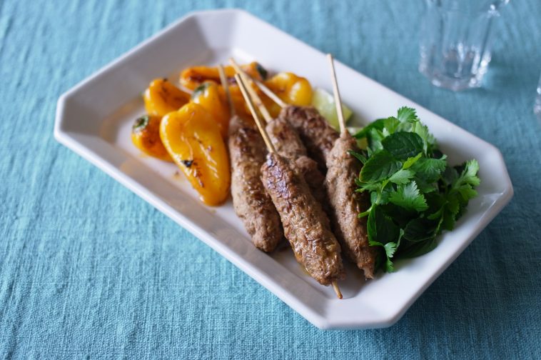 「わたしの晩酌 現地の味を想像しながら作るクミンラム串」村山由紀子